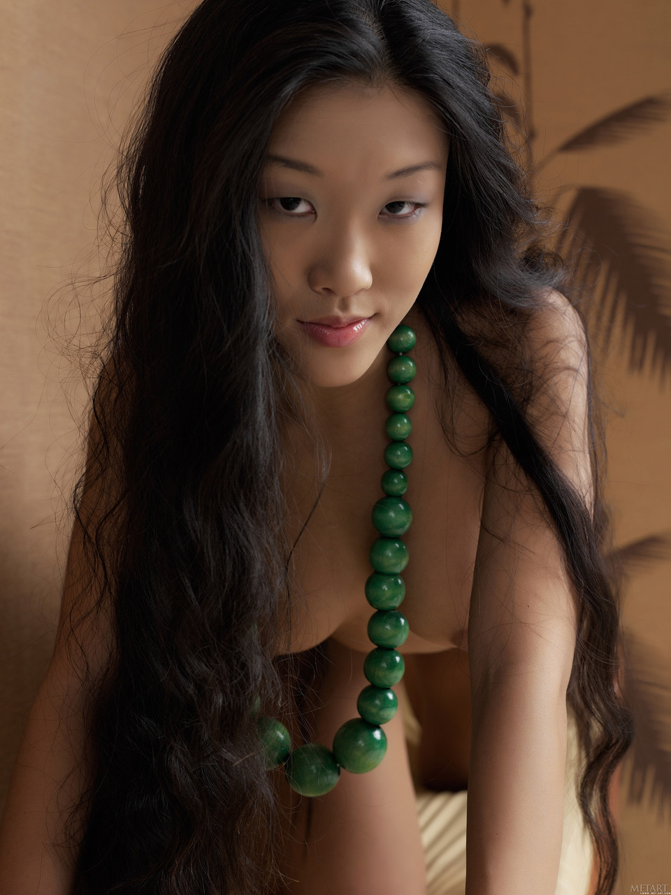 Asiática nua do cabelo grande mostrando a buceta lisinha